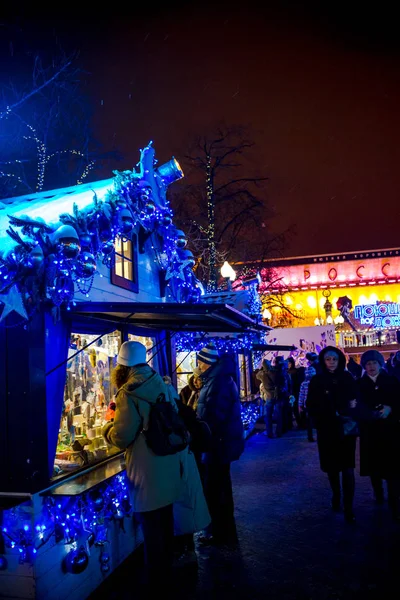 Moskova, Rusya - 7 Ocak 2016: Puşkin Meydanı (Pushkinskaya olan) de Noel Moskova'da. Noel süsleri