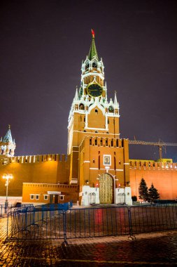 Moskova, Rusya - 7 Ocak 2016: Spassky Kulesi (işçinin bashnya) Moskova Kremlin Noel günü