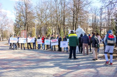OBNINSK, Rusya - 26 Şubat 2017: Kazık Yuliya Samoylova, Eurovision-2017 yarışmasında Rusya temsilcisi destek. Naumovo Square, OBNINSK, Kaluzhskiy bölge.