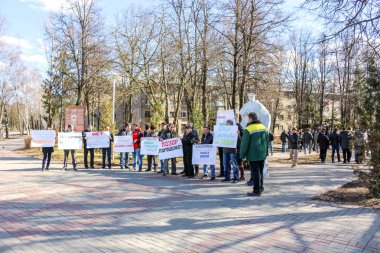 OBNINSK, Rusya - 26 Şubat 2017: Kazık Yuliya Samoylova, Eurovision-2017 yarışmasında Rusya temsilcisi destek. Naumovo Square, OBNINSK, Kaluzhskiy bölge.