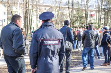 OBNINSK, Rusya - 26 Şubat 2017: Kazık qarşı mübarizənin OBNINSK, Kaluzhskiy bölge. Naumovo Meydanı - Obninsk hyde Park'ta. Polis Eki