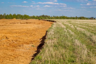 Madencilik. Kum çukuru eski Tarım alanında. Taş ocağı ve alan sınırı.