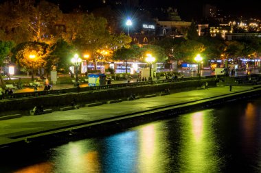 Yalta, Crimea - Ekim 2014: Görünüm akşam Yalta set of. Kırım Güney sahil