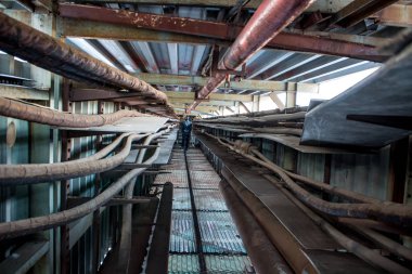 Eski fabrika ülkesinde yüksek gerilim kabloları için tünel