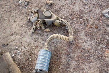 Bir filtrede terk edilmiş fabrikası ile eski gaz maskesi taburcu