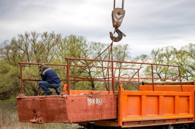 OBNINSK, Rusya - Nisan 2015: Protva Nehri üzerindeki köprü duba yüklemesini