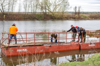 OBNINSK, Rusya - Nisan 2015: Protva Nehri üzerindeki köprü duba yüklemesini