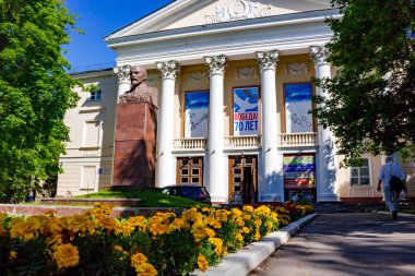OBNINSK, Rusya - Temmuz 2015: Lenin anıt ve Obninsk Fei kültür evi (Dk Fei)