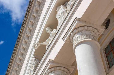 Kaluga, Rusya - Ağustos 2017: Teatralnaya Meydanı ve Kaluga Dram Tiyatrosu