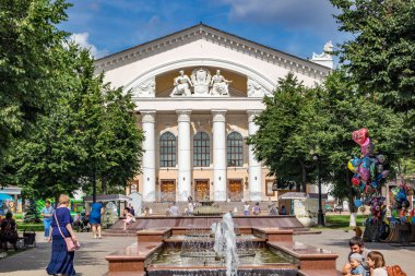 Kaluga, Rusya - Ağustos 2017: Teatralnaya Meydanı ve Kaluga Dram Tiyatrosu