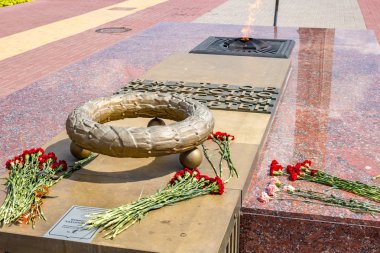 Kaluga, Rusya - Ağustos 2017: Zafer Meydanı, bilinmeyen asker mezarda Kaluga