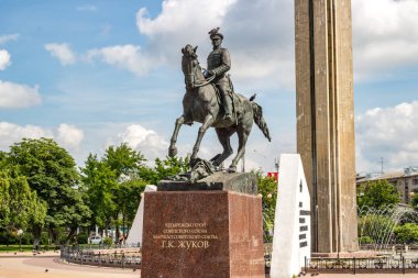 Kaluga, Rusya - Ağustos 2017: Anıt Kaluga Sovyetler Birliği Georgy Zhukov Mareşali. Zafer Meydanı