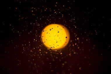 Sokak lambasının fener arka plan üzerinde bulanık su damlacıkları cam görünümü