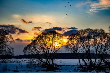 Şubat ayında nehir üzerinde bir kış akşamında güzel gün batımı