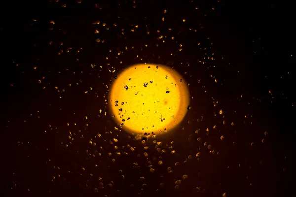 Lanterna Lampione Offuscata Sullo Sfondo Vista Attraverso Vetro Gocce Acqua — Foto Stock