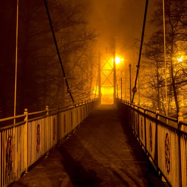 Puente Peatonal Niebla Densa Por Noche —  Fotos de Stock