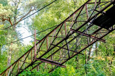 Eski kullanılmayan Asma köprüden dağ geçidi. OBNINSK, Rusya - Ağustos 2014