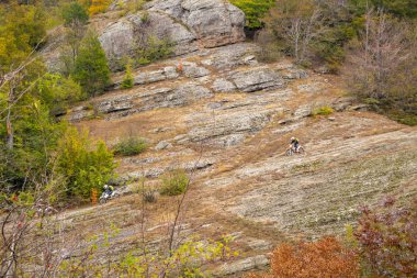 Luchistoe, Crimea - Eylül 2014: Kırım'da Demerdzhi Dağı. Motosiklet Demerdzhi eteklerinde