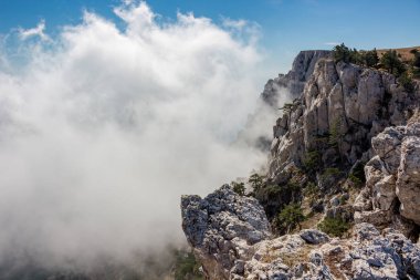 Kırım Güney sahil. Ai-Petri dağ, Crimea üst kısmında. Uçurumun üstünde