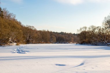 Bir kış günü kar kaplı nehre Panoraması