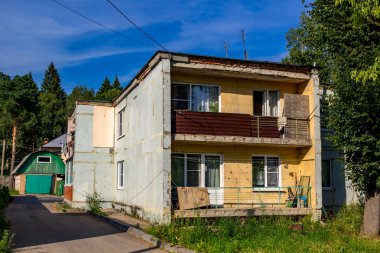 Fateevo, Rusya - Temmuz 2017: Eski bir iki katlı paneli daire evde çalışma köyü Fateevo, Borovskiy bölge