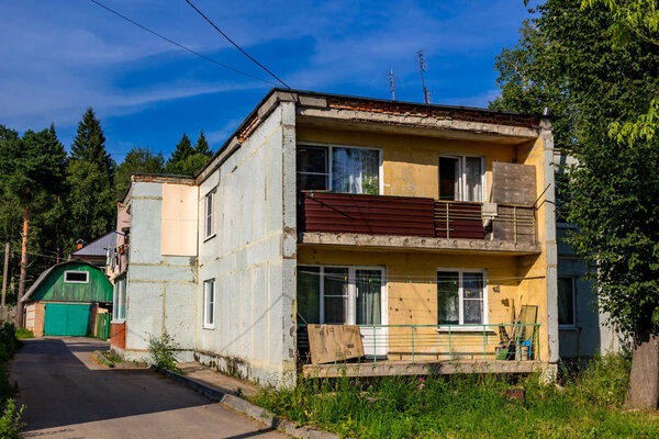 ФАТЕВО, РОССИЯ - ИЮЛЬ 2017: Старый двухэтажный многоквартирный дом в действующем селе Фатеево Боровского района
