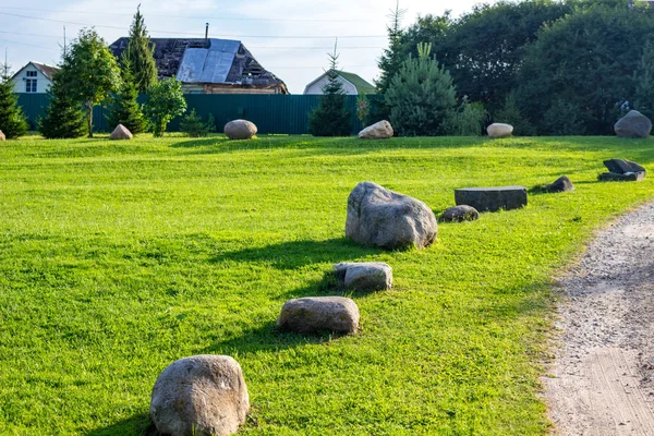 Veld Met Grote Rotsblokken — Stockfoto