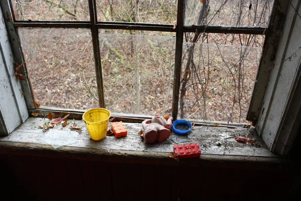 Brinquedos Infantis Abandonados Uma Antiga Casa Abandonada — Fotografia de Stock