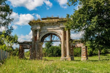 Ön kapıdan terk edilmiş malikanenin 18-19 yüzyıl içinde Troitskoe, Rusya Federasyonu