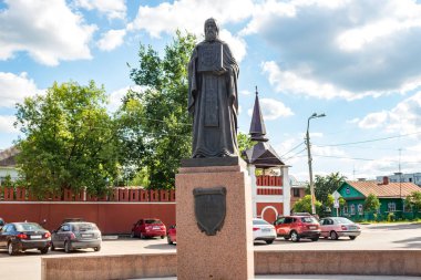 Serpuhov, Rusya - Ağustos 2017: Vvedensky Vladychny manastırda (Vvedenskiy Vladychnyi monastyr) Serpukhov. Saint Varlaam Serpukhovsky anıt