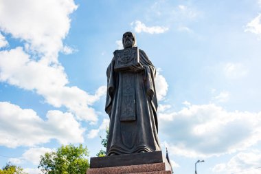 Serpuhov, Rusya - Ağustos 2017: Vvedensky Vladychny manastırda (Vvedenskiy Vladychnyi monastyr) Serpukhov. Saint Varlaam Serpukhovsky anıt