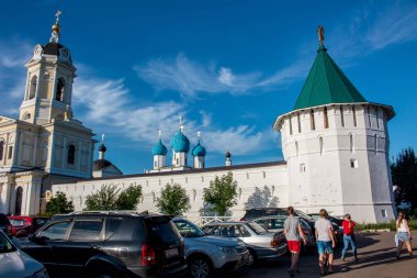 Serpuhov, Rusya - Ağustos 2017: Vısotskiy Manastırı (Vysotskiy monastyr). Ortodoks Manastırı'Serpukhov. Güvenlik kule manastır duvarları