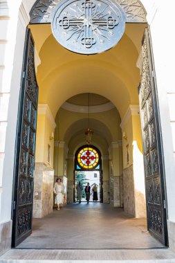 Serpuhov, Rusya - Ağustos 2017: Vısotskiy Manastırı (Vysotskiy monastyr). Ortodoks Manastırı'Serpukhov. Çan Kulesi ve üç Aziz kilisenin koridor görünümünü gatehouse