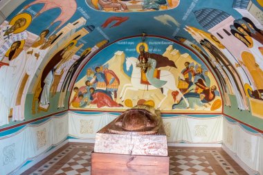 Serpuhov, Rusya - Ağustos 2017: Vısotskiy Manastırı (Vysotskiy monastyr). Ortodoks Manastırı'Serpukhov. Cenaze töreni ile Podklet
