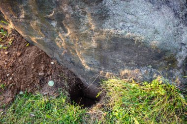 Büyük bir kaya Köyü, Malomakhovo, Borovskiy district, Rusya yakın. Büyük bir taş altında zarar izlerini