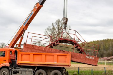 OBNINSK, Rusya - Nisan 2015: Protva Nehri üzerindeki köprü duba yüklemesini