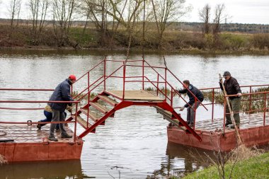 OBNINSK, Rusya - Nisan 2015: Protva Nehri üzerindeki köprü duba yüklemesini