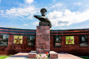 Maloyaroslavets, Rusya - Mayıs 2016: Sovyetler Birliği Georgy Zhukov Maloyaroslavets içinde Mareşali anıt