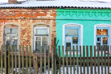 Eski bir ev iki bölümden. Borovsk, Rusya Federasyonu