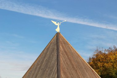 Bir trompet Ortodoks bir bina ile bir melek figürü ile bir çatı