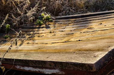 Güneş ışığı çerçevede eski panoları