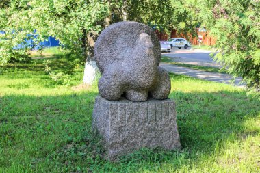 Granit sokakta park heykel ahşap grouse yaptı. OBNINSK, Rusya Federasyonu
