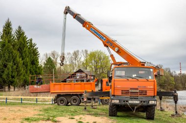 OBNINSK, Rusya - Nisan 2015: Protva Nehri üzerindeki köprü duba yüklemesini