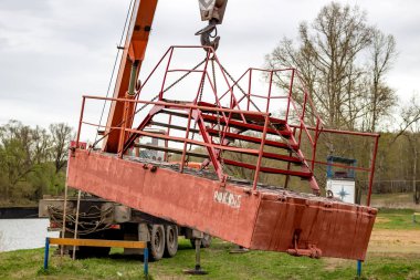 OBNINSK, Rusya - Nisan 2015: Protva Nehri üzerindeki köprü duba yüklemesini