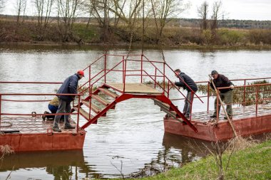 OBNINSK, Rusya - Nisan 2015: Protva Nehri üzerindeki köprü duba yüklemesini