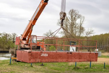 OBNINSK, Rusya - Nisan 2015: Protva Nehri üzerindeki köprü duba yüklemesini