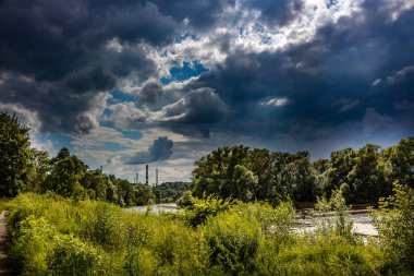 Nehri Vadisi ve borular kazan evde arka plan üzerinde kara bulutlar