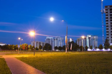 OBNINSK, Rusya - Haziran 2016: Cityscape geceleri. OBNINSK binanın yeni görünümü