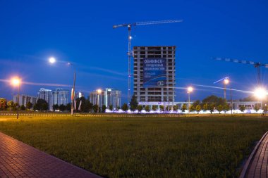 OBNINSK, Rusya - Haziran 2016: Cityscape geceleri. OBNINSK binanın yeni görünümü