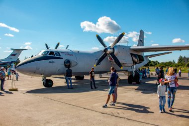 Ermolino, Rusya - 15 Ağustos 2015: Ermolino hava üssü açık gün. Askeri nakliye uçakları An-26